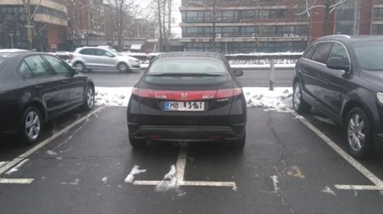 Prometni stručnjak ovjekovječio tragikomično parkiranje: 'Možete li zamisliti da se vozači ovako pona&scaron;aju u &Scaron;vicarskoj ili &Scaron;vedskoj?'