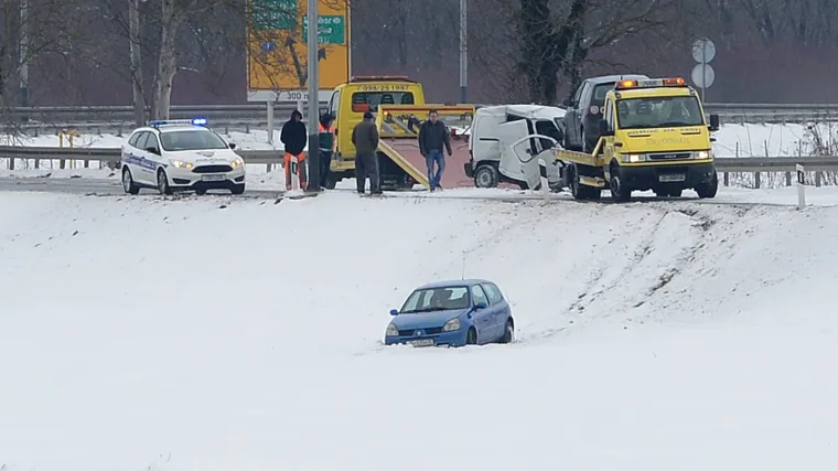 Te&scaron;ka nesreća kod Zapre&scaron;ića: u sudaru dva osobna automobila poginula jedna osoba