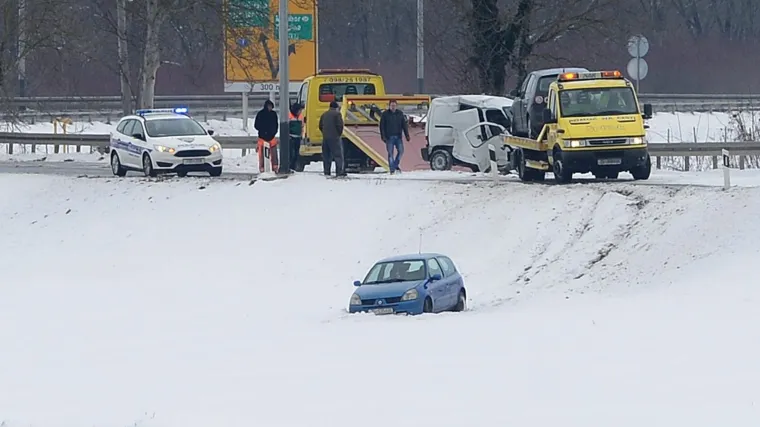 U sudaru dva automobila jedna osoba poginula
