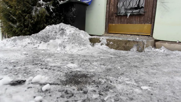 Aktivirao eksplozivnu napravu ispred obiteljske kuće pa pobjegao