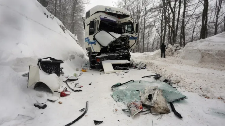 U sudaru autobusa i kamiona kod Gornjeg Jelenja 14 teže ozlijeđenih: dvojica vozača životno ugroženi