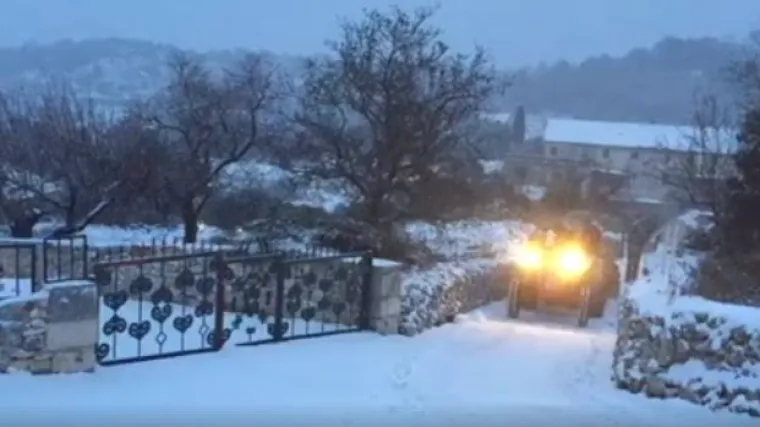 Kakva zima, ovo ti je Hrvatska: snimka bacanja soli nasmijala mnoge pa dogovorili pečenog 'janjca'