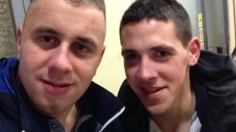 Ostali su bez benzina, a dok su čekali pomoć pokosio ih je auto u punoj brzini