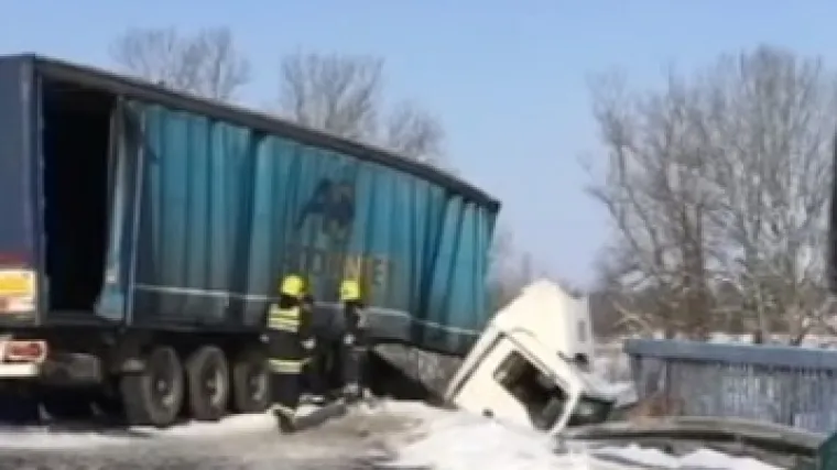 Vozač kamiona probio ogradu pa dva sata visio iznad rijeke