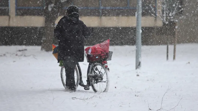 Biciklistica vozila prebrzo po ledu i pala na cestu: slijedi prijava policije