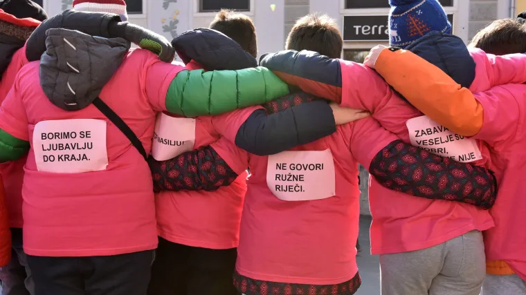 Ružičaste majice diljem &scaron;kola u Hrvatskoj: trećina djece svakodnevno doživljava nasilje, predsjednica o važnosti prevencije