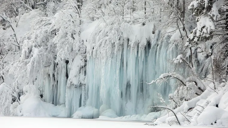 Čarobna snimka: zaledio se veliki Plitvički slap, kao &scaron;to su na&scaron;i meteorolozi ranije i najavili
