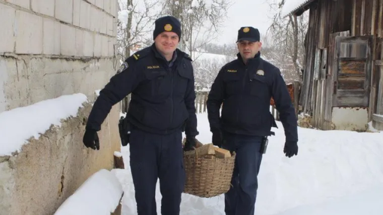 Plemenita gesta sisačkih policajaca: organizirali akciju pomoći dvjema staricama zametenima u snijegu, donijeli im hranu i lijekove