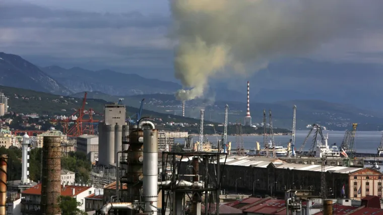 Izbio požar u Ininoj rafineriji: gusti dim nadvio se nad Kvarnerom