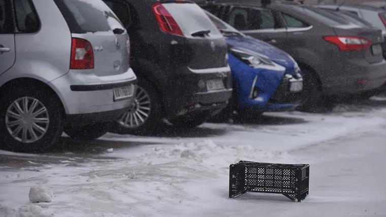 Sa snijegom krenula uzurpacija parkirnih mjesta: na parkirali&scaron;tima u Karlovcu osvanuli razni rekviziti
