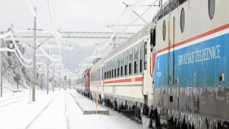 Vlak stao kod Vrbovca, a ogorčeni putnici se smrzavali na -12 jer grijanje nije radilo