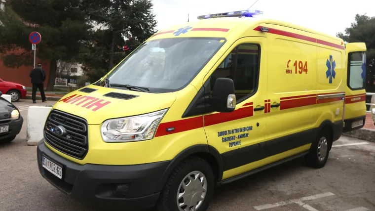 Sanitetski prijevoz iz noćne more: s operiranim djetetom čekala osam sati, pa se vozili s otvorenim prozorom