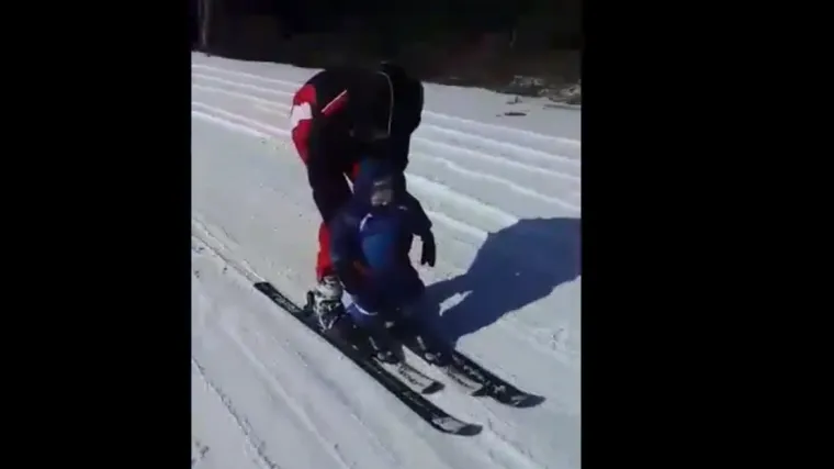 Na skije stala i 16-mjesečna beba: Bračani se odvažili na spust improviziranom stazom