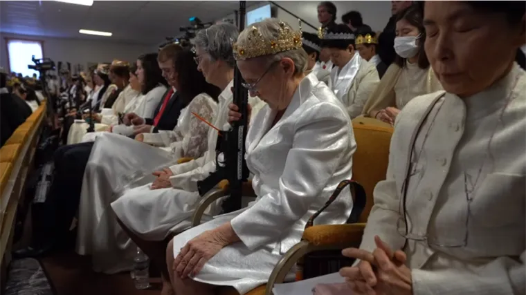 'Masovno vjenčanje s oružjem': stotine vjernika s pu&scaron;kama u crkvi na blagoslovu