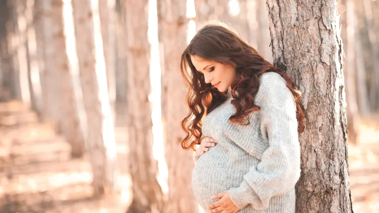 Ipak nije bapska priča: ako vas u trudnoći muči žgaravica, rodit ćete bebu s puno kose