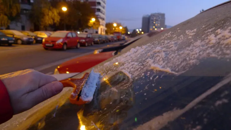 U unutra&scaron;njoj Hrvatskoj pada ki&scaron;a koja se ledi na staklu auta: HAK poziva na pojačan oprez!