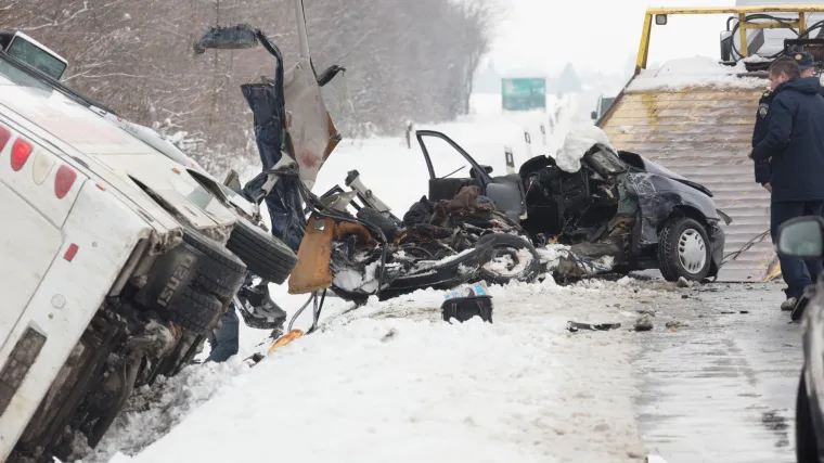 U sudaru automobila i minibusa kraj Donjeg Miholjca smrtno stradale tri osobe!