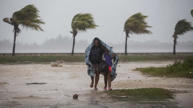 Zbog nevremena na sjeveroistoku SAD-a otkazani letovi i zatvoreni savezni uredi