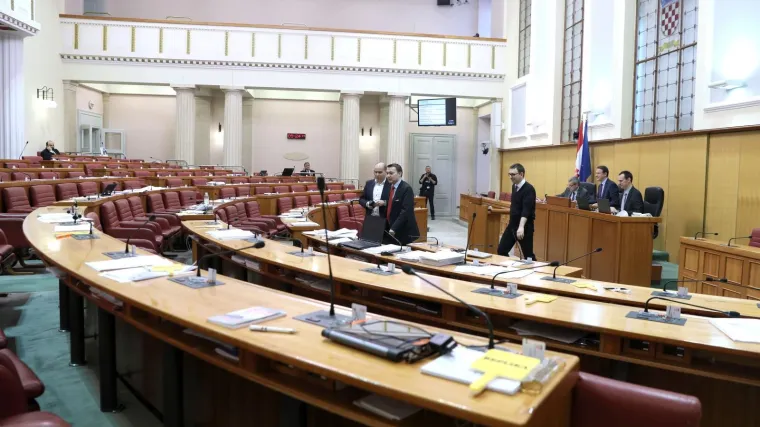 Od cijene banana pa do čitanja evanđelja: u Saboru ponovno cirkus, evo &scaron;to nam je o njemu rekao Željko Renier