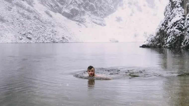 Hrabri Imoćanin: pogledajte kako se mladi Andrija okupao u snijegom okovanom  jezeru