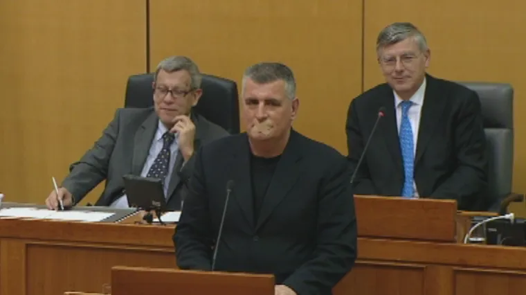 Bulj izveo performans u Saboru s flasterom na ustima: 'Nećete nam zabraniti slobodu govora!'