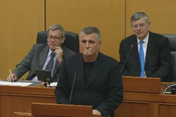 Bulj izveo performans u Saboru s flasterom na ustima: 'Nećete nam zabraniti slobodu govora!'