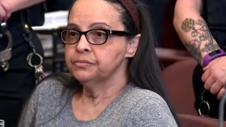 Zaklala ih, a zatim počela i sebe ubadati u vrat