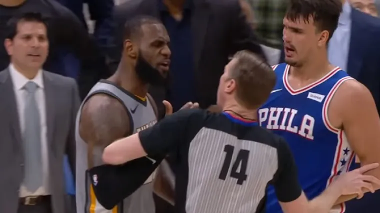 'Za&scaron;to se ispričava&scaron; tim plačljivcima, nisi ti ni&scaron;ta kriv.'