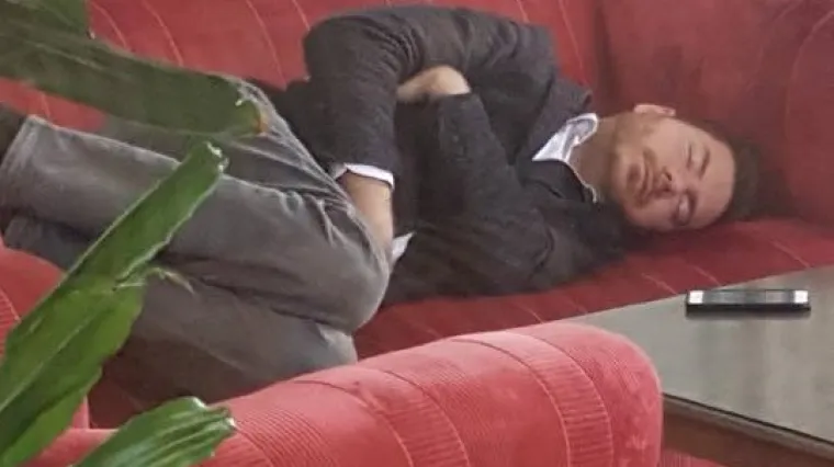 Pernar snimljen kako zavaljen na kauču spava u Saboru: 'Doslovno sam izmožden...'