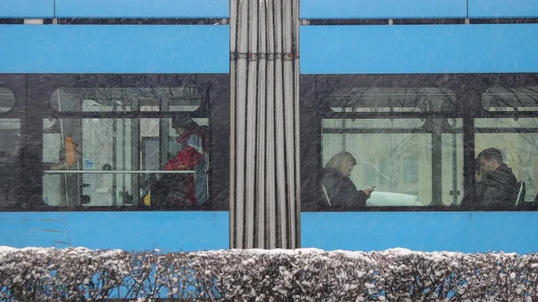 Fotografija iz ZET-ove &scaron;estice zbog koje ćete odmah provjeriti &scaron;to imate na nogama