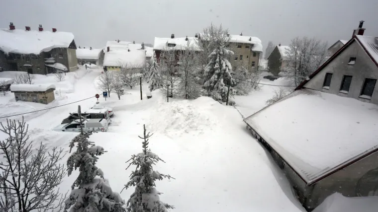 Pripadnici OS RH pomažu u Delnicama