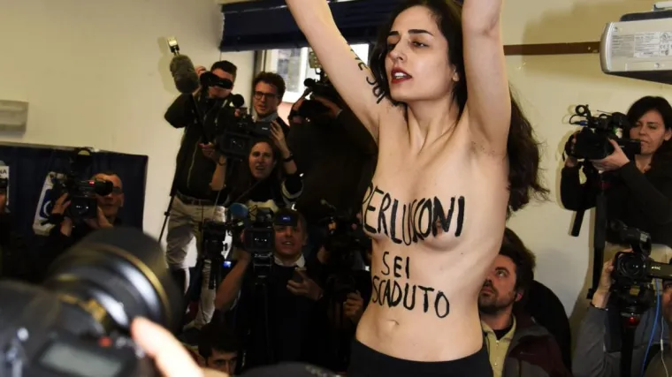 Incident na biralištu u Italiji: polugola feministica skokom na stol šokirala Berlusconija