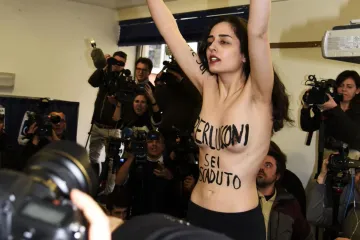 Incident na biralištu u Italiji: polugola feministica skokom na stol šokirala Berlusconija