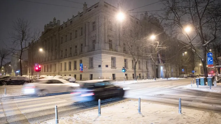 HAK upozorava vozače: ugažen snijeg i poledica otežavaju promet na pojedinim cestama