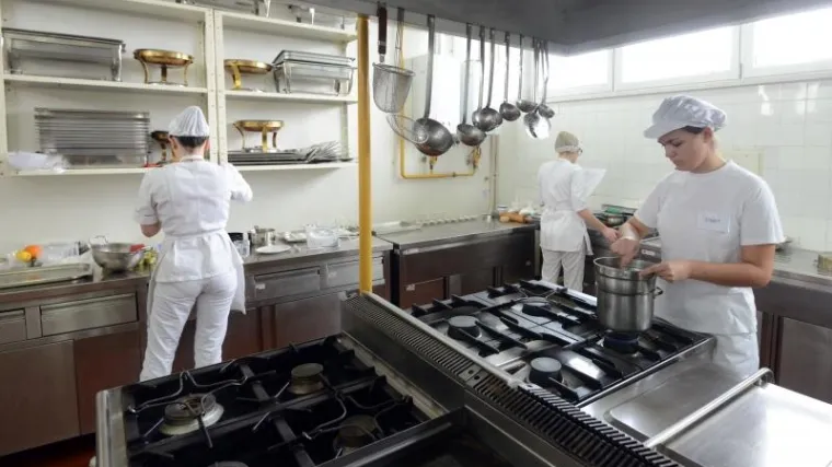 Ugostitelji po sezonce krenuli u BiH, nude plaću od 1000 eura