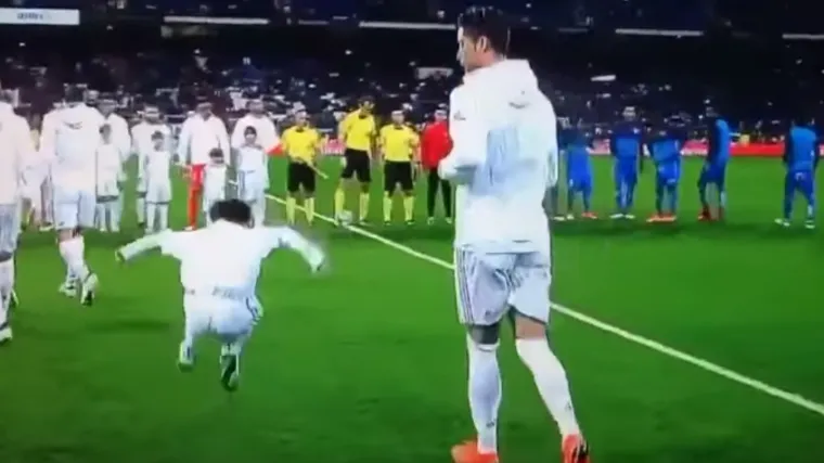 Pogledajte kako je dječak besprijekorno imitirao Ronalda i izmamio mu osmijeh na lice