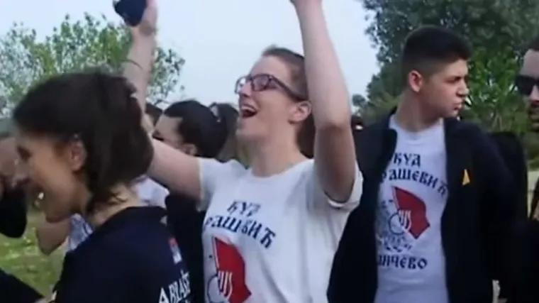 Da tako bude uvijek: hrvatska i srpska omladina ruku pod ruku zapjevali 'Đurđevdan' i 'Lipe cvatu'