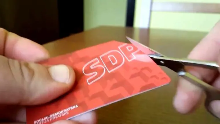 Ogorčen izrezao SDP-ovu člansku iskaznicu: '16 je*enih godina glasam za njih...'