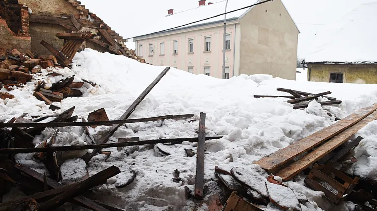 Neodgovorni vlasnici: uru&scaron;io se krov kuće na Rakovcu, stanari u strahu da će zavr&scaron;iti pod ru&scaron;evinama