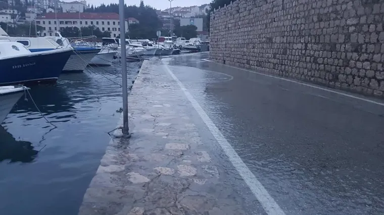 Scena kakvih bismo se idućih dana mogli nagledati: dubrovačka obala plutala pod vodom u poslijepodnevnim satima