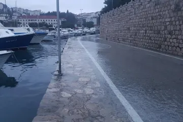 Scena kakvih bismo se idućih dana mogli nagledati: dubrovačka obala plutala pod vodom u poslijepodnevnim satima