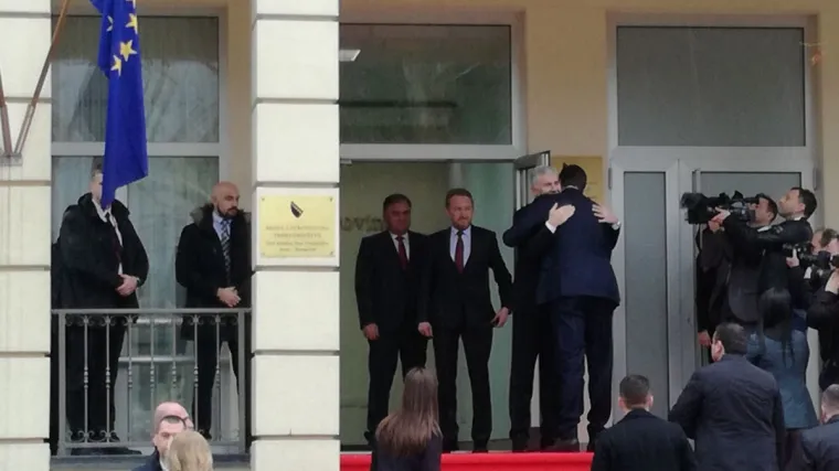 Pogledajte kako su se izgrlili Vučić i Čović na trilateralnom sastanku u Mostaru