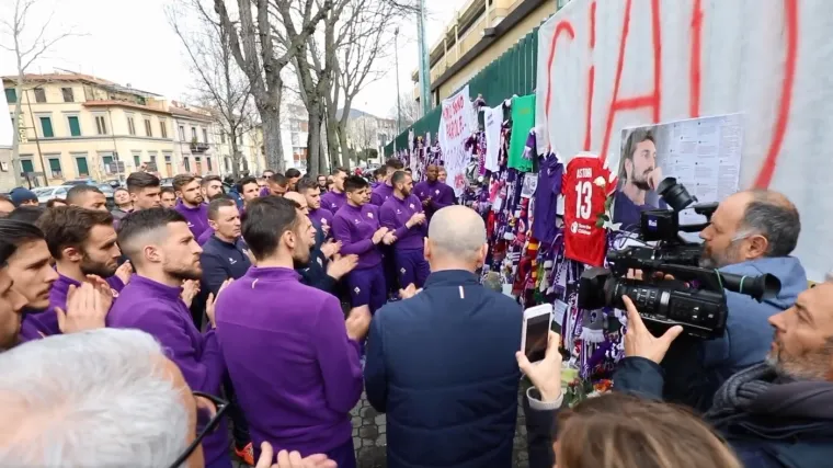 Milan Badelj s bijelom ružom predvodio kolonu Fiorentininih nogometaša u suzama