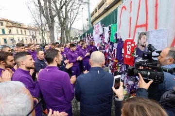 Milan Badelj s bijelom ružom predvodio kolonu Fiorentininih nogometaša u suzama