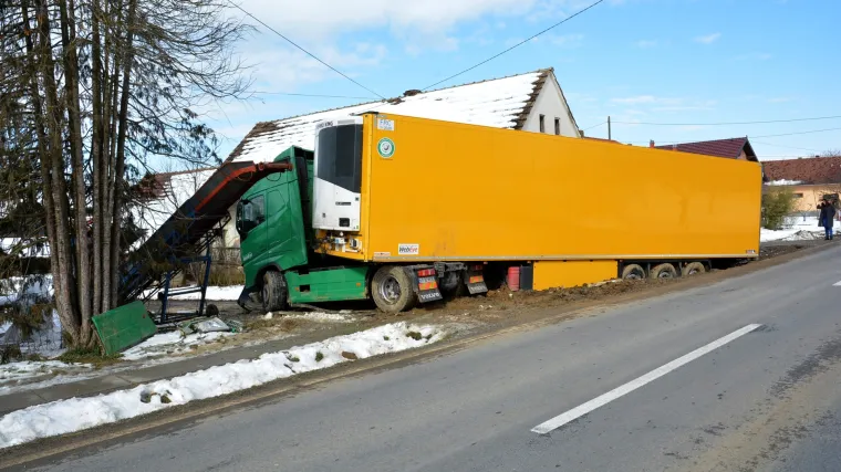 Nesvakida&scaron;nja nesreća u Velikim Zdencima: &scaron;leperom sletio s ceste i udario u pročelje obiteljske kuće