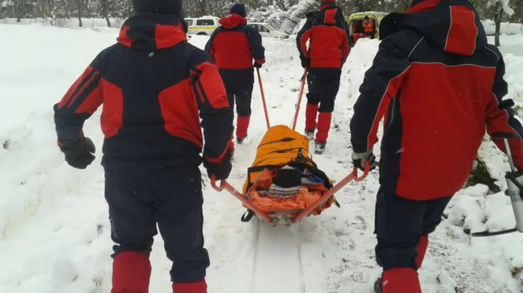 Snijeg s krova zatrpao muškarca u općini Josipdol: Hitna pomoć nije mogla do njega, spasio ga HGSS