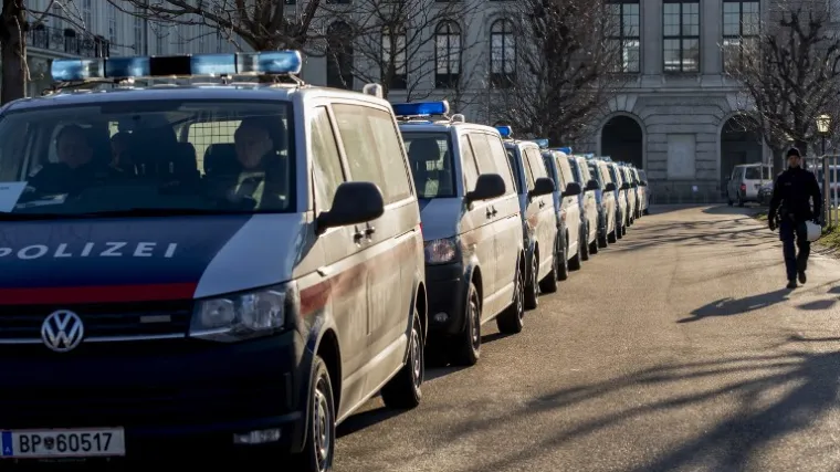 Policija traga za napadačem koji je mahnito nožem nasrtao na prolaznike; izbo jednu cijelu obitelj, bore se za živote
