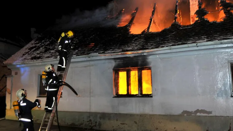 Kod Sunje u potpunosti izgorjela kuća: ozlijeđen 68-godi&scaron;njak u poku&scaron;aju da spasi stvari