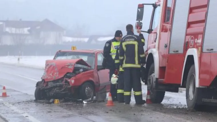 Te&scaron;ka prometna nesreća na cesti Brezje - &Scaron;enkovec: vatrogasci izvlačili unesrećene, tri osobe zavr&scaron;ile u bolnici