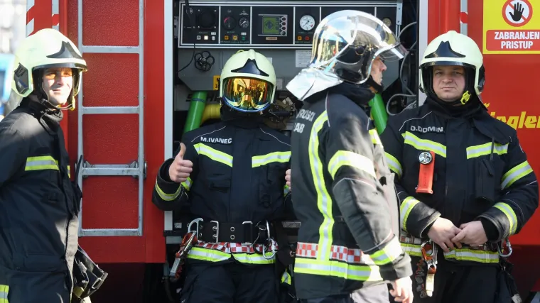 Precijenio svoje mogućnosti: vatrogasci u posljednji trenutak spasili neopreznog vozača, voda je počela prodirati u auto